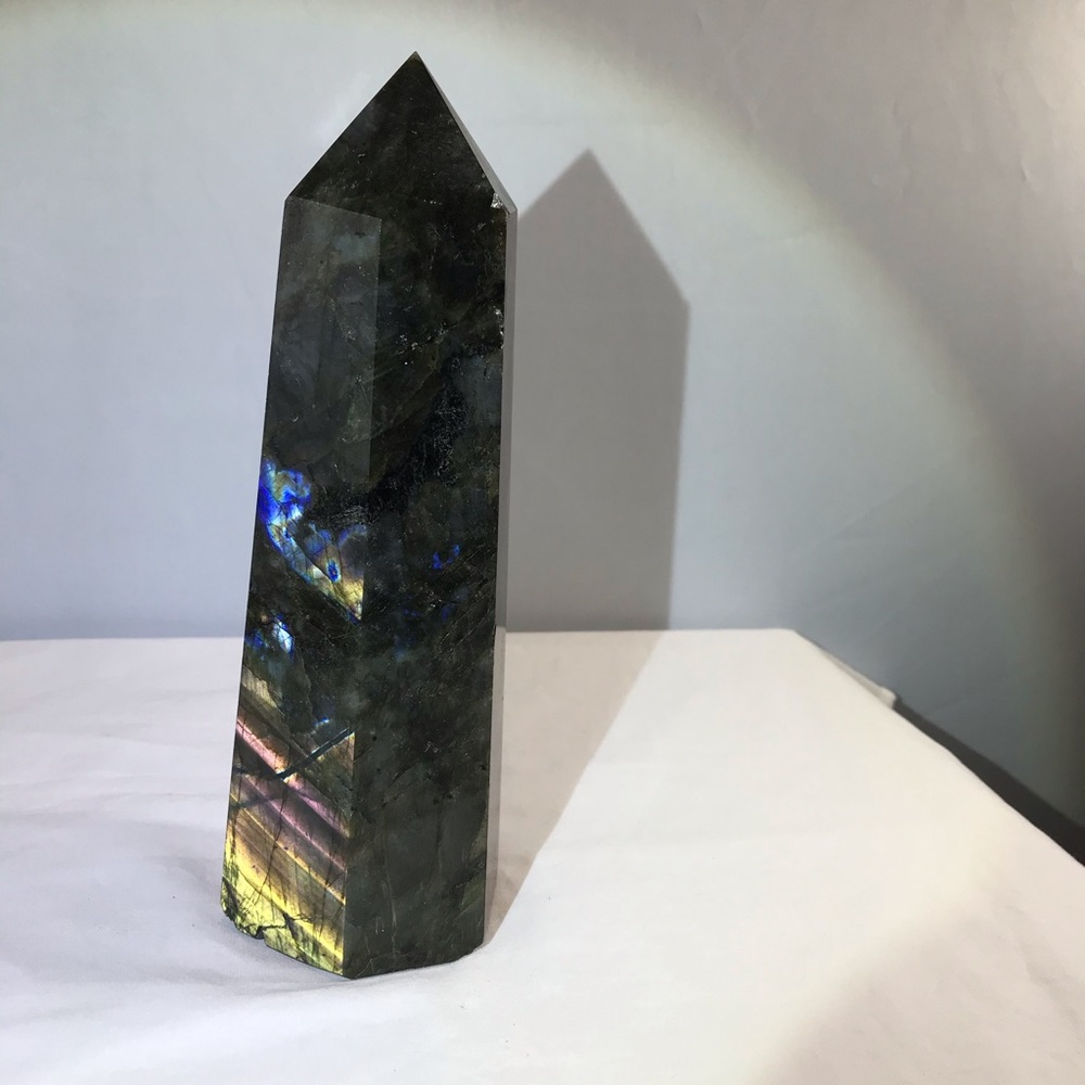 Beautiful fluorescent labradorite obelisk🔴